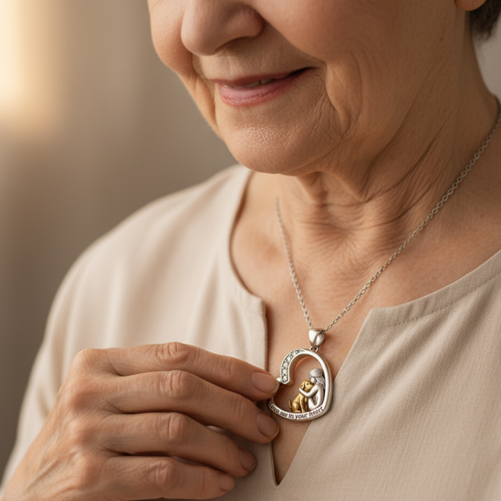 Collier en argent en forme de cœur orné d'un chien et de pierres de zircone