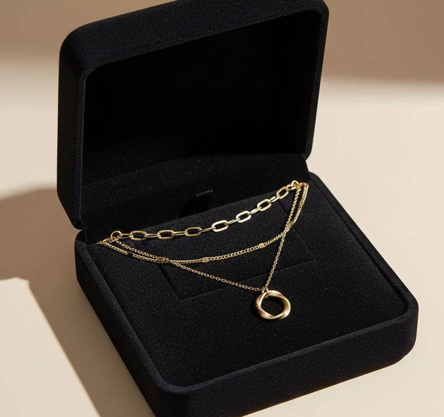 Collier Doré Superposé avec Pendentif