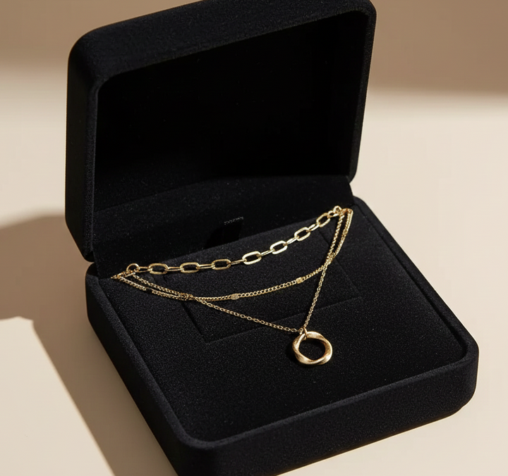 Collier Doré Superposé avec Pendentif