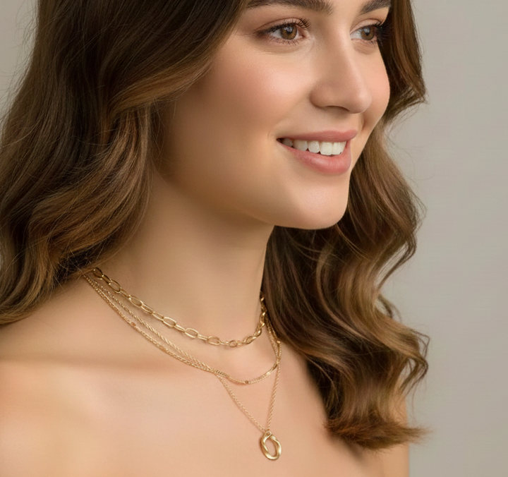 Collier Doré Superposé avec Pendentif