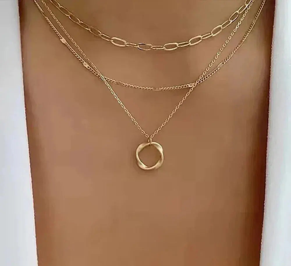 Collier Doré Superposé avec Pendentif